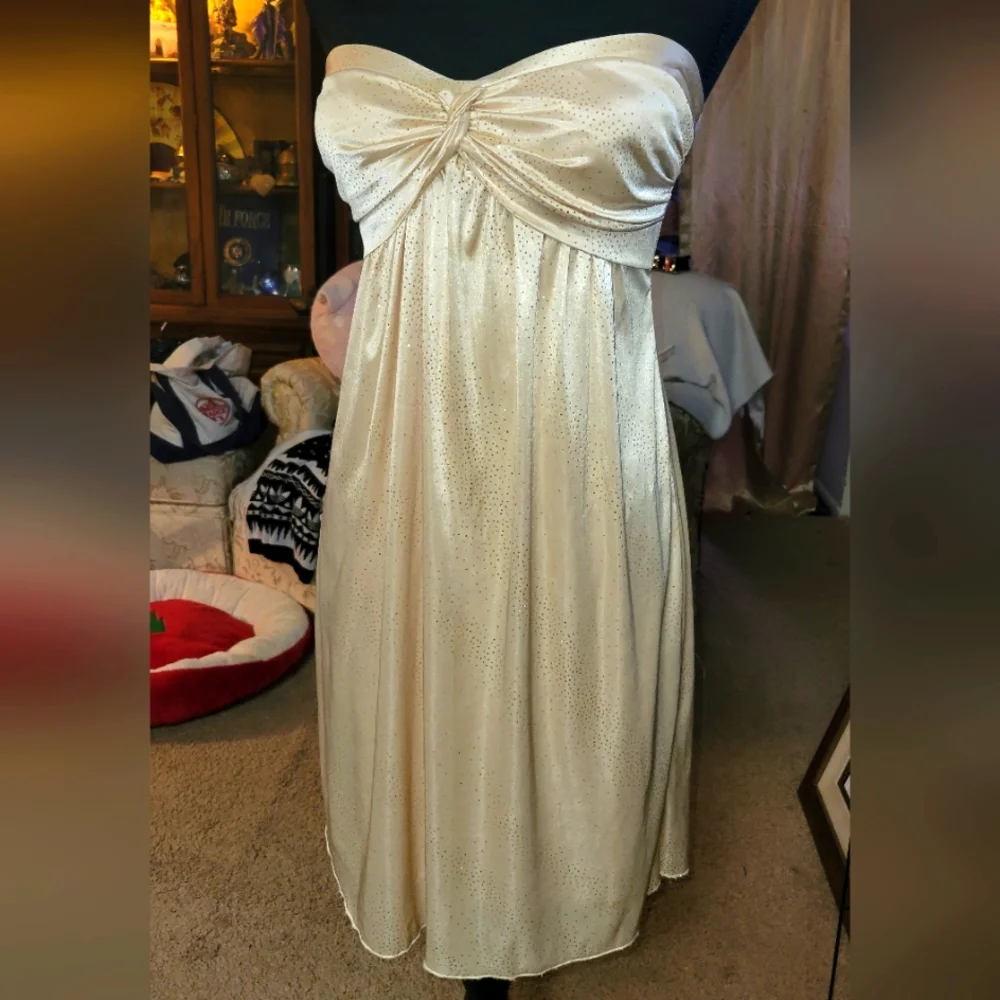 Shimmering strapless - Picture 1 of 3